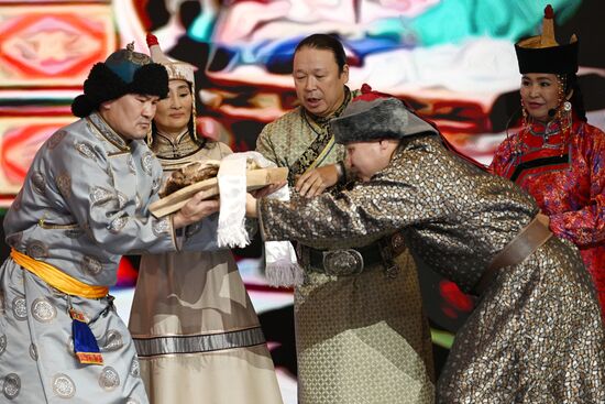 Международная выставка-форум "Россия"
Свадебная церемония по традициям Тывы, павильон №75 Место: Россия, Москва. Автор: Кристина Кормилицына/РИА Новости. Выставка "Россия". Республика Тыва. День региона