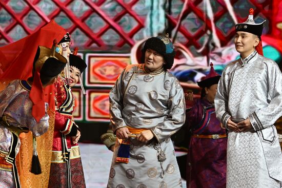 Международная выставка-форум "Россия"
Свадебная церемония по традициям Тывы, павильон №75 Место: Россия, Москва. Автор: Кристина Кормилицына/РИА Новости. Выставка "Россия". Республика Тыва. День региона