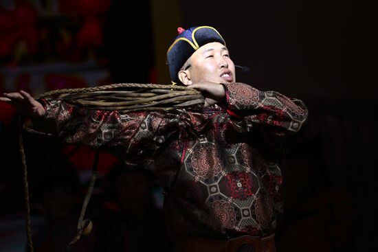 Международная выставка-форум "Россия"
Свадебная церемония по традициям Тывы, павильон №75 Место: Россия, Москва. Автор: Кристина Кормилицына/РИА Новости. Выставка "Россия". Республика Тыва. День региона