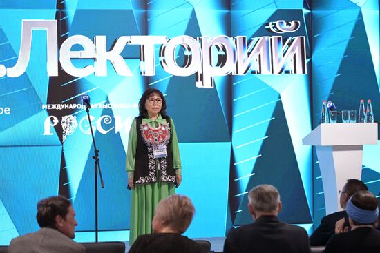 Международная выставка-форум "Россия"
Лекция на тему "Судьба инородца. Наследие всемирно известного ученого тюрколога Николая Катанова" (при участии Российского общества "Знание"), павильон №75
Ольга Доможакова, начальник отдела науки и национального образования Министерства образования и науки Республики Хакасия Место: Россия, Москва. Автор: Евгений Биятов/РИА Новости. Выставка "Россия". Республика Хакасия. День региона