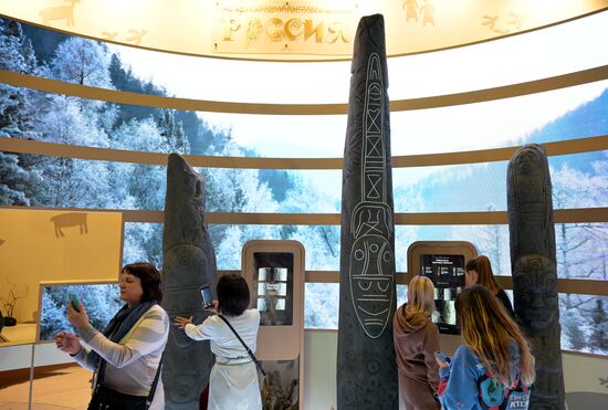 Международная выставка-форум "Россия"
Презентация экспозиции Республики Хакасия, павильон №75 Место: Россия, Москва. Автор: Евгений Биятов/РИА Новости. Выставка "Россия". Республика Хакасия. День региона