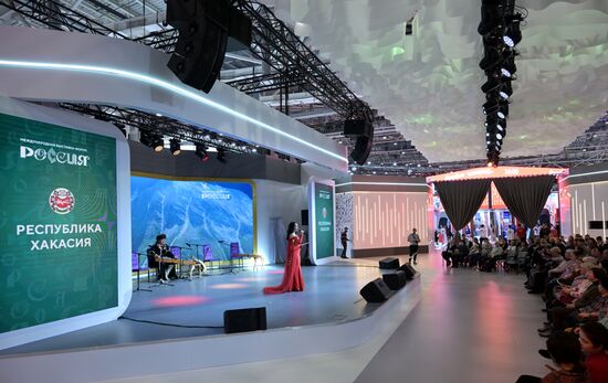 Международная выставка-форум "Россия"
Презентация театра моды "Алтыр", павильон №75 Место: Россия, Москва. Автор: Евгений Биятов/РИА Новости. Выставка "Россия". Республика Хакасия. День региона