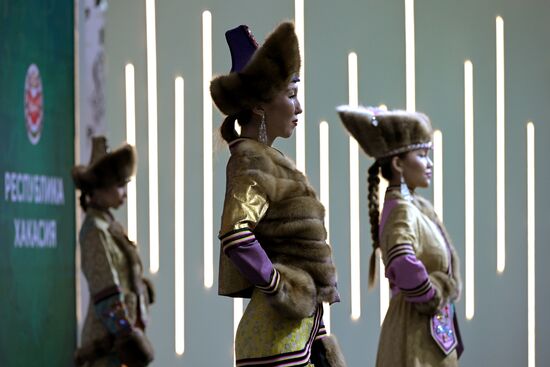 Международная выставка-форум "Россия"
Презентация театра моды "Алтыр", павильон №75 Место: Россия, Москва. Автор: Евгений Биятов/РИА Новости. Выставка "Россия". Республика Хакасия. День региона