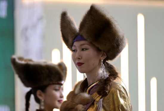 Международная выставка-форум "Россия"
Презентация театра моды "Алтыр", павильон №75 Место: Россия, Москва. Автор: Евгений Биятов/РИА Новости. Выставка "Россия". Республика Хакасия. День региона