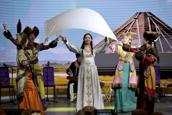 Международная выставка-форум "Россия"
Презентация театра моды "Алтыр", павильон №75 Место: Россия, Москва. Автор: Евгений Биятов/РИА Новости. Выставка "Россия". Республика Хакасия. День региона