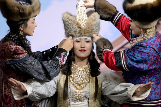 Международная выставка-форум "Россия"
Презентация театра моды "Алтыр", павильон №75 Место: Россия, Москва. Автор: Евгений Биятов/РИА Новости. Выставка "Россия". Республика Хакасия. День региона