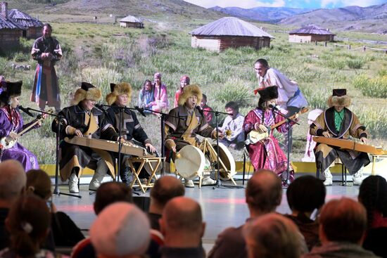 Международная выставка-форум "Россия"
Презентация театра моды "Алтыр" в сопровождении традиционных хакасских инструментов, павильон №75 Место: Россия, Москва. Автор: Евгений Биятов/РИА Новости. Выставка "Россия". Республика Хакасия. День региона