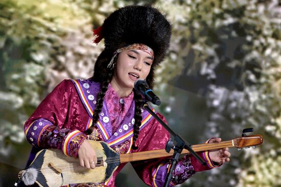 Международная выставка-форум "Россия"
Презентация театра моды "Алтыр" в сопровождении традиционных хакасских инструментов, павильон №75 Место: Россия, Москва. Автор: Евгений Биятов/РИА Новости. Выставка "Россия". Республика Хакасия. День региона