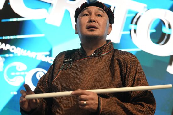 Международная выставка-форум "Россия"
Интерактивная лекция "Тувинское горловое пение. Феномен тувинского народа" (при участии Российского общества "Знание"), павильон №75
Аян Ширижик, народный хоомейжи Республики Тыва, заслуженный артист Республики Тыва Место: Россия, Москва. Автор: Кристина Кормилицына/РИА Новости. Выставка "Россия". Республика Тыва. День региона