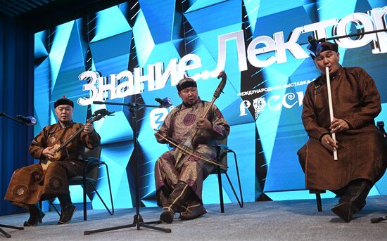 Международная выставка-форум "Россия"
Интерактивная лекция "Тувинское горловое пение. Феномен тувинского народа" (при участии Российского общества "Знание"), павильон №75, слева направо:
Сам Аян Оол, народный хоомейжи Республики Тыва, солист национального оркестра Республики Тыва
Бады-Доржу Ондар, художественный руководитель фольклорного ансамбля "Алаш", директор Международной академии "Хоомей"
Аян Сергеевич Ширижик, народный хоомейжи Республики Тыва, заслуженный артист Республики Тыва Место: Россия, Москва. Автор: Кристина Кормилицына/РИА Новости. Выставка "Россия". Республика Тыва. День региона