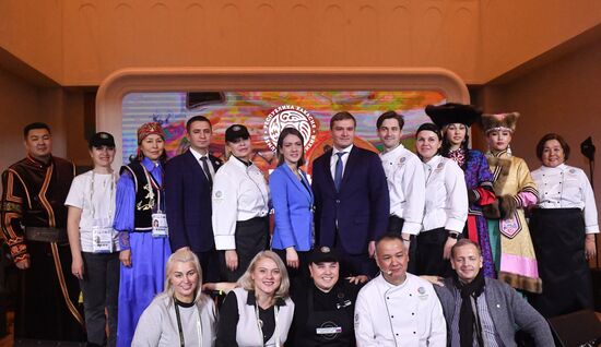 Международная выставка-форум "Россия"
Гастрономическая презентация региона "Вкус Хакасии", павильон К
Место: Россия, Москва. Автор: Михаил Воскресенский/РИА Новости. Выставка "Россия". Республика Хакасия. День региона