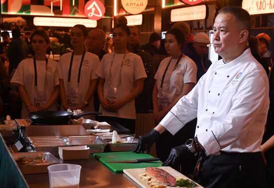 Международная выставка-форум "Россия"
Гастрономическая презентация региона "Вкус Хакасии", павильон К
Место: Россия, Москва. Автор: Михаил Воскресенский/РИА Новости. Выставка "Россия". Республика Хакасия. День региона
