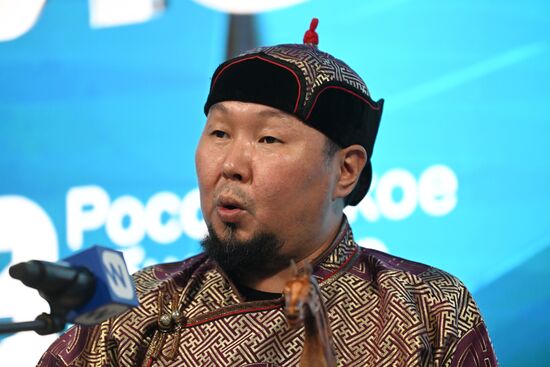 Международная выставка-форум "Россия"
Интерактивная лекция "Тувинское горловое пение. Феномен тувинского народа" (при участии Российского общества "Знание"), павильон №75
Бады-Доржу Ондар, художественный руководитель фольклорного ансамбля "Алаш", директор Международной академии "Хоомей" Место: Россия, Москва. Автор: Кристина Кормилицына/РИА Новости. Выставка "Россия". Республика Тыва. День региона