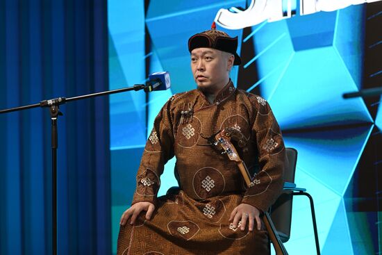 Международная выставка-форум "Россия"
Интерактивная лекция "Тувинское горловое пение. Феномен тувинского народа" (при участии Российского общества "Знание"), павильон №75
Сам Аян Оол, народный хоомейжи Республики Тыва, солист национального оркестра Республики Тыва Место: Россия, Москва. Автор: Кристина Кормилицына/РИА Новости. Выставка "Россия". Республика Тыва. День региона