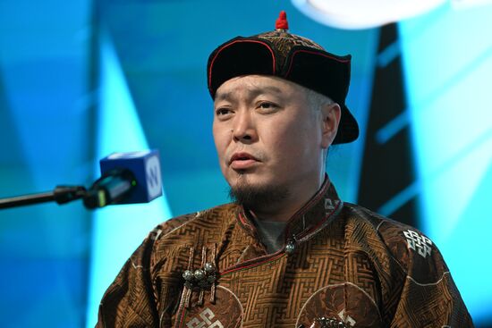 Международная выставка-форум "Россия"
Интерактивная лекция "Тувинское горловое пение. Феномен тувинского народа" (при участии Российского общества "Знание"), павильон №75
Сам Аян Оол, народный хоомейжи Республики Тыва, солист национального оркестра Республики Тыва Место: Россия, Москва. Автор: Кристина Кормилицына/РИА Новости. Выставка "Россия". Республика Тыва. День региона