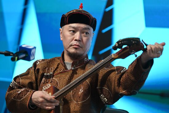 Международная выставка-форум "Россия"
Интерактивная лекция "Тувинское горловое пение. Феномен тувинского народа" (при участии Российского общества "Знание"), павильон №75
Сам Аян Оол, народный хоомейжи Республики Тыва, солист национального оркестра Республики Тыва Место: Россия, Москва. Автор: Кристина Кормилицына/РИА Новости. Выставка "Россия". Республика Тыва. День региона