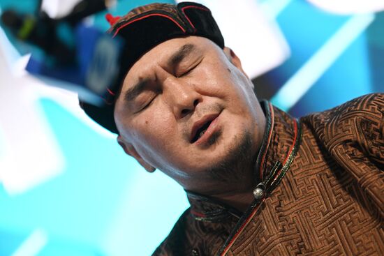 Международная выставка-форум "Россия"
Интерактивная лекция "Тувинское горловое пение. Феномен тувинского народа" (при участии Российского общества "Знание"), павильон №75
Аян Ширижик, народный хоомейжи Республики Тыва, заслуженный артист Республики Тыва Место: Россия, Москва. Автор: Кристина Кормилицына/РИА Новости. Выставка "Россия". Республика Тыва. День региона