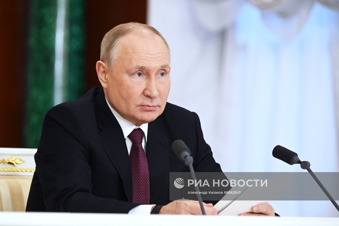 Президент РФ В. Путин встретился с президентом Таджикистана Э. Рахмоном