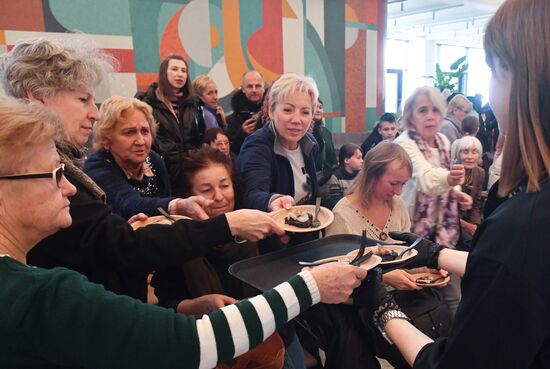 Международная выставка-форум "Россия"
Гастрономическая презентация региона - гастропредставление "Вкус горного Алтая", павильон К
Место: Россия, Москва. Автор: Михаил Воскресенский/РИА Новости. Выставка "Россия". Республика Алтай. День региона