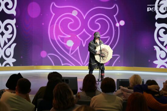 Международная выставка-форум "Россия"
Концертная программа "От ыры в Москве", павильон №75 Место: Россия, Москва. Автор: Евгений Биятов/РИА Новости. Выставка "Россия". Республика Хакасия. День региона