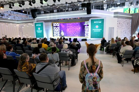 Международная выставка-форум "Россия"
Концертная программа "От ыры в Москве", павильон №75 Место: Россия, Москва. Автор: Евгений Биятов/РИА Новости. Выставка "Россия". Республика Хакасия. День региона