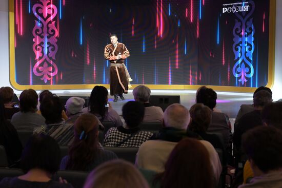 Международная выставка-форум "Россия"
Концертная программа "От ыры в Москве", павильон №75 Место: Россия, Москва. Автор: Евгений Биятов/РИА Новости. Выставка "Россия". Республика Хакасия. День региона