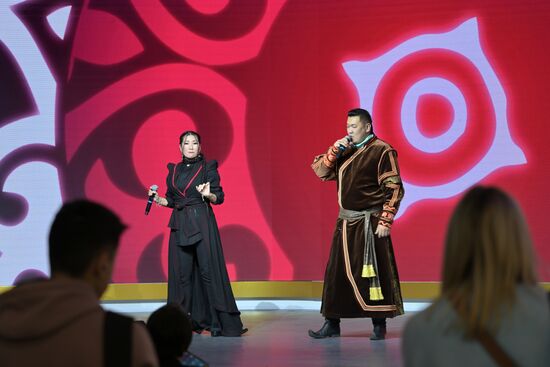 Международная выставка-форум "Россия"
Концертная программа "От ыры в Москве", павильон №75 Место: Россия, Москва. Автор: Евгений Биятов/РИА Новости. Выставка "Россия". Республика Хакасия. День региона