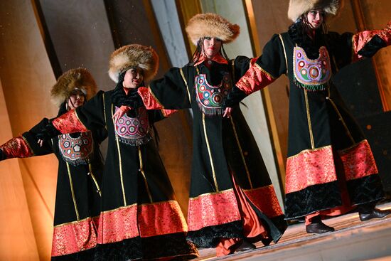 Международная выставка-форум "Россия"
Представление "Перекочевка" по мотивам хакасской народной музыки и национальных танцев, Главная уличная сцена Место: Россия, Москва. Автор: Рамиль Ситдиков/РИА Новости. Выставка "Россия". Республика Хакасия. День региона