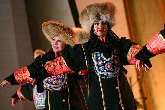 Международная выставка-форум "Россия"
Представление "Перекочевка" по мотивам хакасской народной музыки и национальных танцев, Главная уличная сцена Место: Россия, Москва. Автор: Рамиль Ситдиков/РИА Новости. Выставка "Россия". Республика Хакасия. День региона