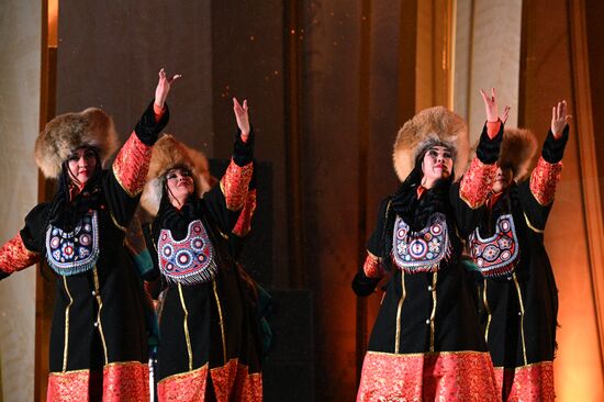 Международная выставка-форум "Россия"
Представление "Перекочевка" по мотивам хакасской народной музыки и национальных танцев, Главная уличная сцена Место: Россия, Москва. Автор: Рамиль Ситдиков/РИА Новости. Выставка "Россия". Республика Хакасия. День региона