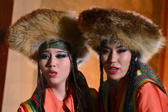 Международная выставка-форум "Россия"
Представление "Перекочевка" по мотивам хакасской народной музыки и национальных танцев, Главная уличная сцена Место: Россия, Москва. Автор: Рамиль Ситдиков/РИА Новости. Выставка "Россия". Республика Хакасия. День региона