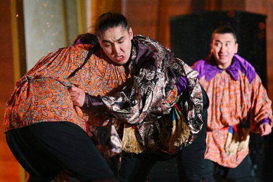 Международная выставка-форум "Россия"
Представление "Перекочевка" по мотивам хакасской народной музыки и национальных танцев, Главная уличная сцена Место: Россия, Москва. Автор: Рамиль Ситдиков/РИА Новости. Выставка "Россия". Республика Хакасия. День региона