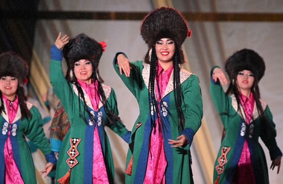 Международная выставка-форум "Россия"
Представление "Перекочевка" по мотивам хакасской народной музыки и национальных танцев, Главная уличная сцена Место: Россия, Москва. Автор: Рамиль Ситдиков/РИА Новости. Выставка "Россия". Республика Хакасия. День региона