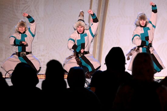 Международная выставка-форум "Россия"
Представление "Перекочевка" по мотивам хакасской народной музыки и национальных танцев, Главная уличная сцена Место: Россия, Москва. Автор: Рамиль Ситдиков/РИА Новости. Выставка "Россия". Республика Хакасия. День региона