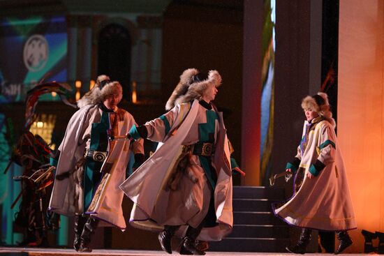 Международная выставка-форум "Россия"
Представление "Перекочевка" по мотивам хакасской народной музыки и национальных танцев, Главная уличная сцена Место: Россия, Москва. Автор: Рамиль Ситдиков/РИА Новости. Выставка "Россия". Республика Хакасия. День региона