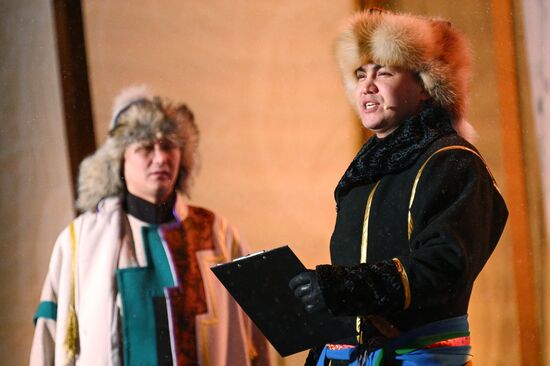 Международная выставка-форум "Россия"
Представление "Перекочевка" по мотивам хакасской народной музыки и национальных танцев, Главная уличная сцена Место: Россия, Москва. Автор: Рамиль Ситдиков/РИА Новости. Выставка "Россия". Республика Хакасия. День региона