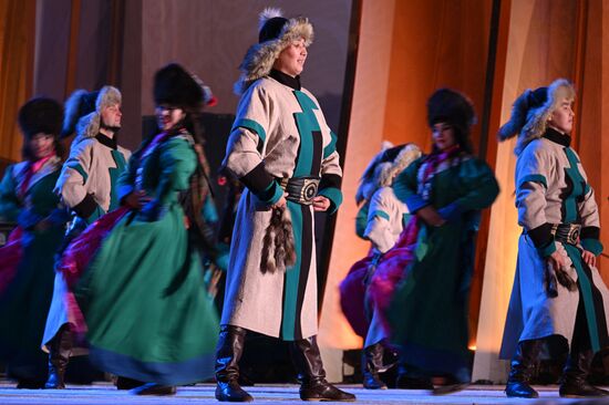 Международная выставка-форум "Россия"
Представление "Перекочевка" по мотивам хакасской народной музыки и национальных танцев, Главная уличная сцена Место: Россия, Москва. Автор: Рамиль Ситдиков/РИА Новости. Выставка "Россия". Республика Хакасия. День региона