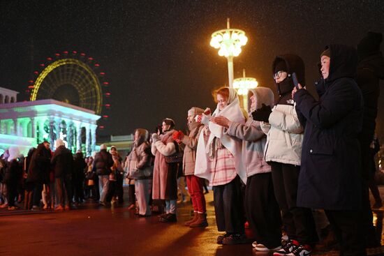 Международная выставка-форум "Россия"
Представление "Перекочевка" по мотивам хакасской народной музыки и национальных танцев, Главная уличная сцена Место: Россия, Москва. Автор: Рамиль Ситдиков/РИА Новости. Выставка "Россия". Республика Хакасия. День региона