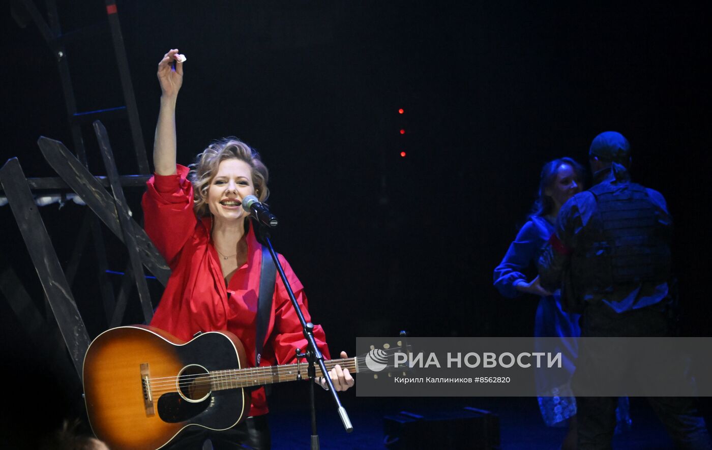 Спектакль "Данькина каска" в театре Российской Армии