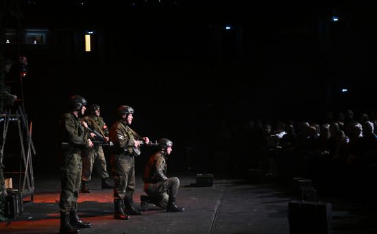 Спектакль "Данькина каска" в театре Российской Армии
