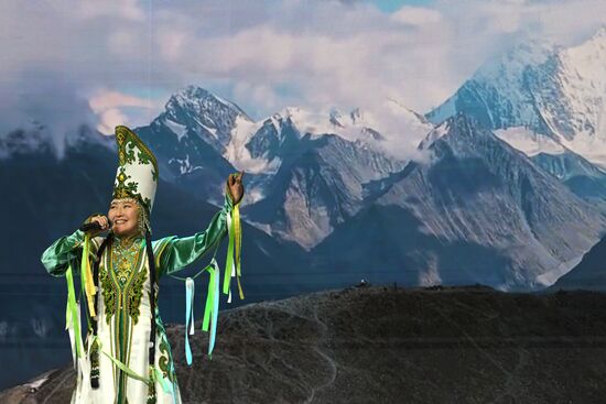 Международная выставка-форум "Россия"
Вечер алтайского танца и горлового пения, павильон №75
Государственный национальный театр танца и песни "Алтам"
Айана Шинжина, балетмейстер, педагог-хореограф Место: Россия, Москва. Автор: Максим Блинов/РИА Новости. Выставка "Россия". Республика Алтай. День региона