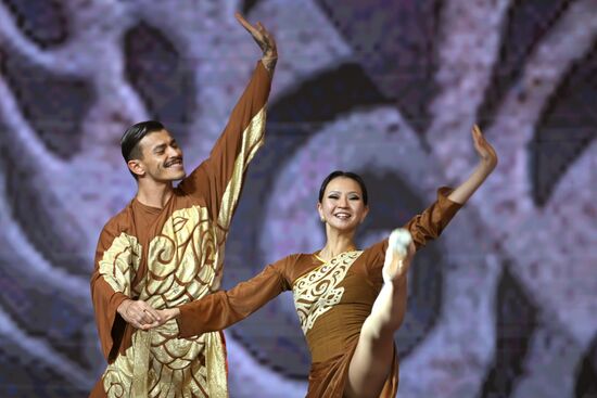 Международная выставка-форум "Россия"
Вечер алтайского танца и горлового пения, павильон №75
Государственный национальный театр танца и песни "Алтам"
Ак-Ай и Айхан Шинжины, солисты Место: Россия, Москва. Автор: Максим Блинов/РИА Новости. Выставка "Россия". Республика Алтай. День региона