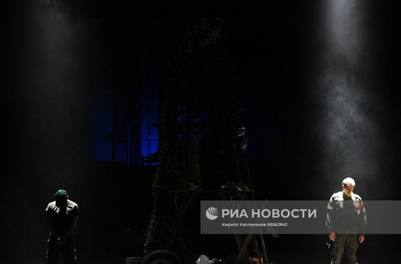 Спектакль "Данькина каска" в театре Российской Армии