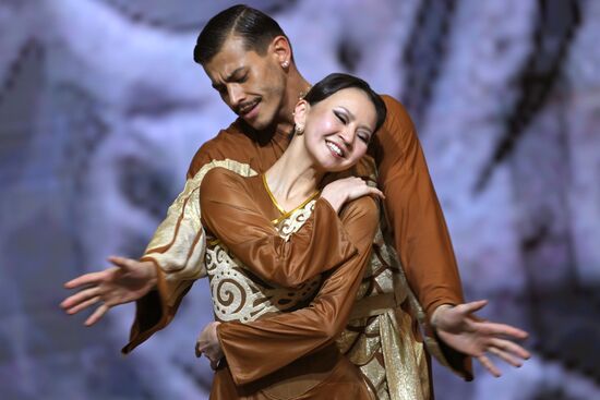 Международная выставка-форум "Россия"
Вечер алтайского танца и горлового пения, павильон №75
Государственный национальный театр танца и песни "Алтам"
Ак-Ай и Айхан Шинжины, солисты Место: Россия, Москва. Автор: Максим Блинов/РИА Новости. Выставка "Россия". Республика Алтай. День региона