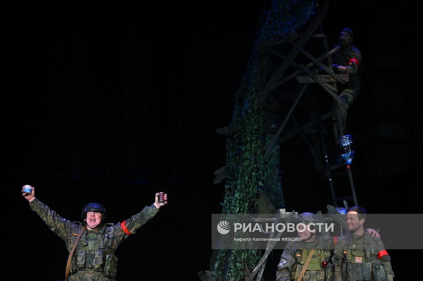 Спектакль "Данькина каска" в театре Российской Армии