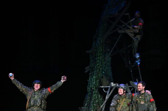 Спектакль "Данькина каска" в театре Российской Армии