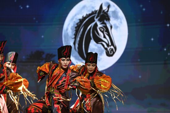 Международная выставка-форум "Россия"
Вечер алтайского танца и горлового пения, павильон №75
Государственный национальный театр танца и песни "Алтам" Место: Россия, Москва. Автор: Максим Блинов/РИА Новости. Выставка "Россия". Республика Алтай. День региона