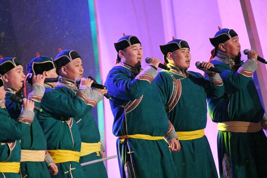 Международная выставка-форум "Россия"
Концертная программа "Там, где рождается Енисей", Главная уличная сцена Место: Россия, Москва. Автор: Рамиль Ситдиков/РИА Новости. Выставка "Россия". Республика Тыва. День региона