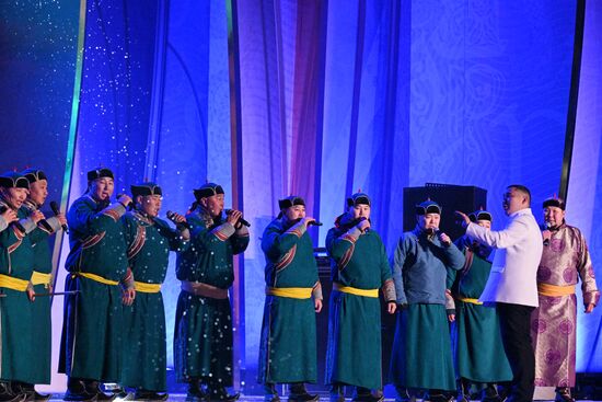 Международная выставка-форум "Россия"
Концертная программа "Там, где рождается Енисей", Главная уличная сцена Место: Россия, Москва. Автор: Рамиль Ситдиков/РИА Новости. Выставка "Россия". Республика Тыва. День региона