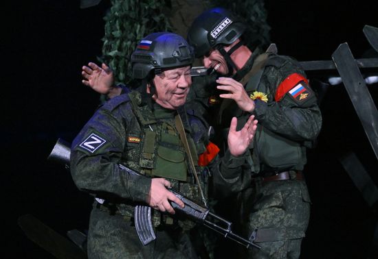 Спектакль "Данькина каска" в театре Российской Армии